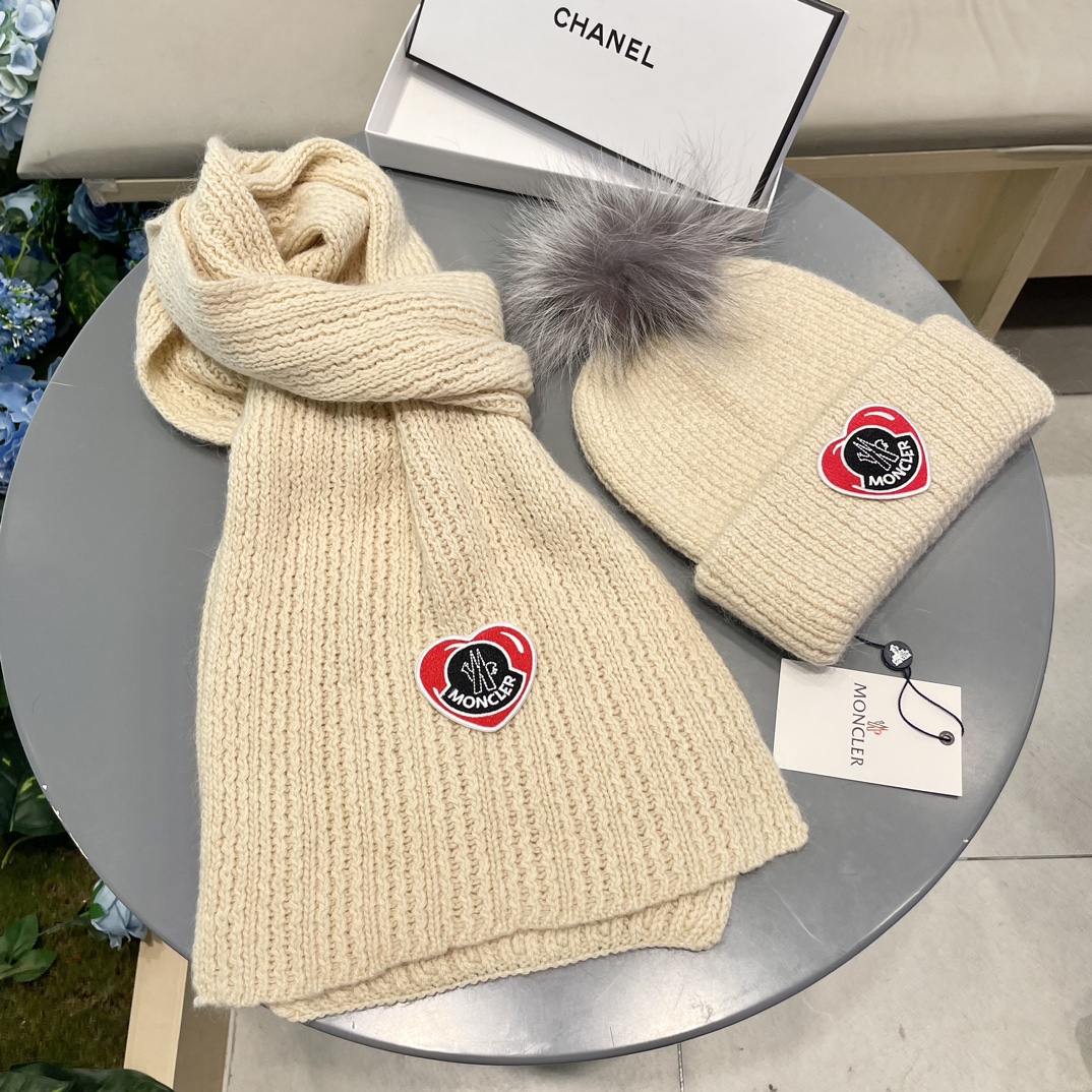 Moncler 蒙口套装秋冬款翻边羊毛针织毛线帽高品质定制！这款必定是极简主义的最爱干净，利索，时尚百搭