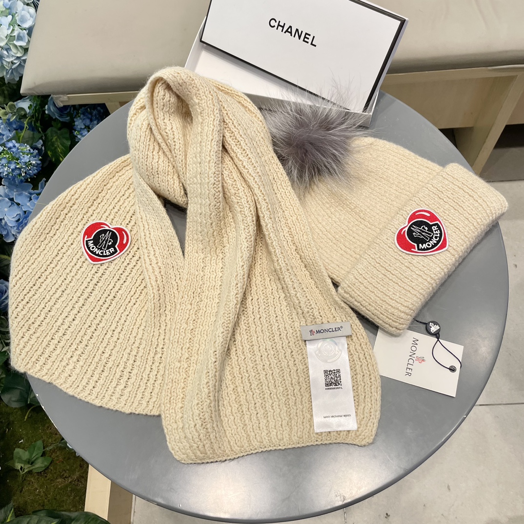 Moncler 蒙口套装秋冬款翻边羊毛针织毛线帽高品质定制！这款必定是极简主义的最爱干净，利索，时尚百搭