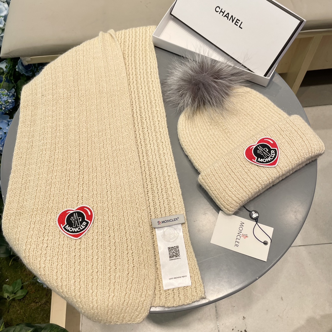 Moncler 蒙口套装秋冬款翻边羊毛针织毛线帽高品质定制！这款必定是极简主义的最爱干净，利索，时尚百搭