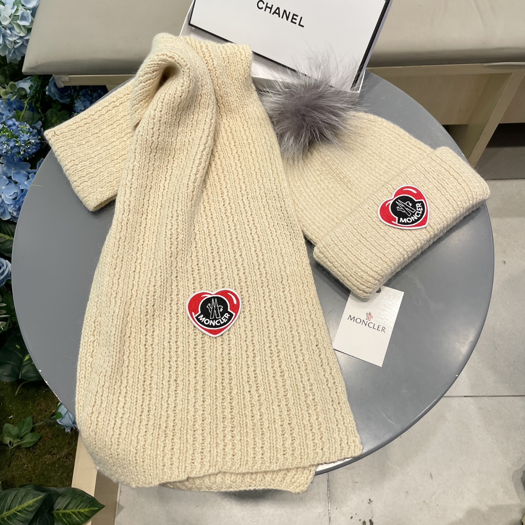 Moncler 蒙口套装秋冬款翻边羊毛针织毛线帽高品质定制！这款必定是极简主义的最爱干净，利索，时尚百搭