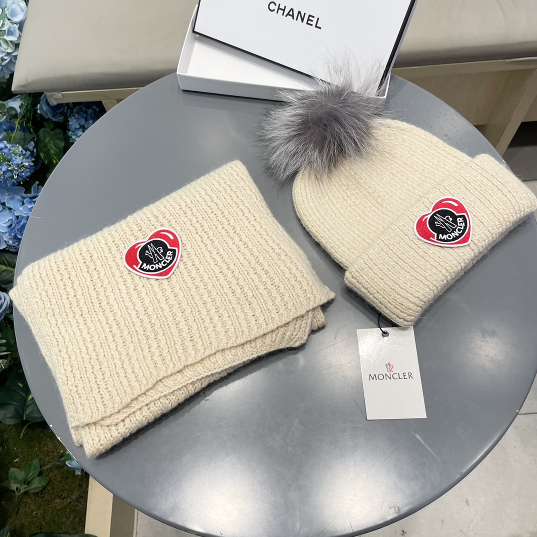 Moncler 蒙口套装秋冬款翻边羊毛针织毛线帽高品质定制！这款必定是极简主义的最爱干净，利索，时尚百搭