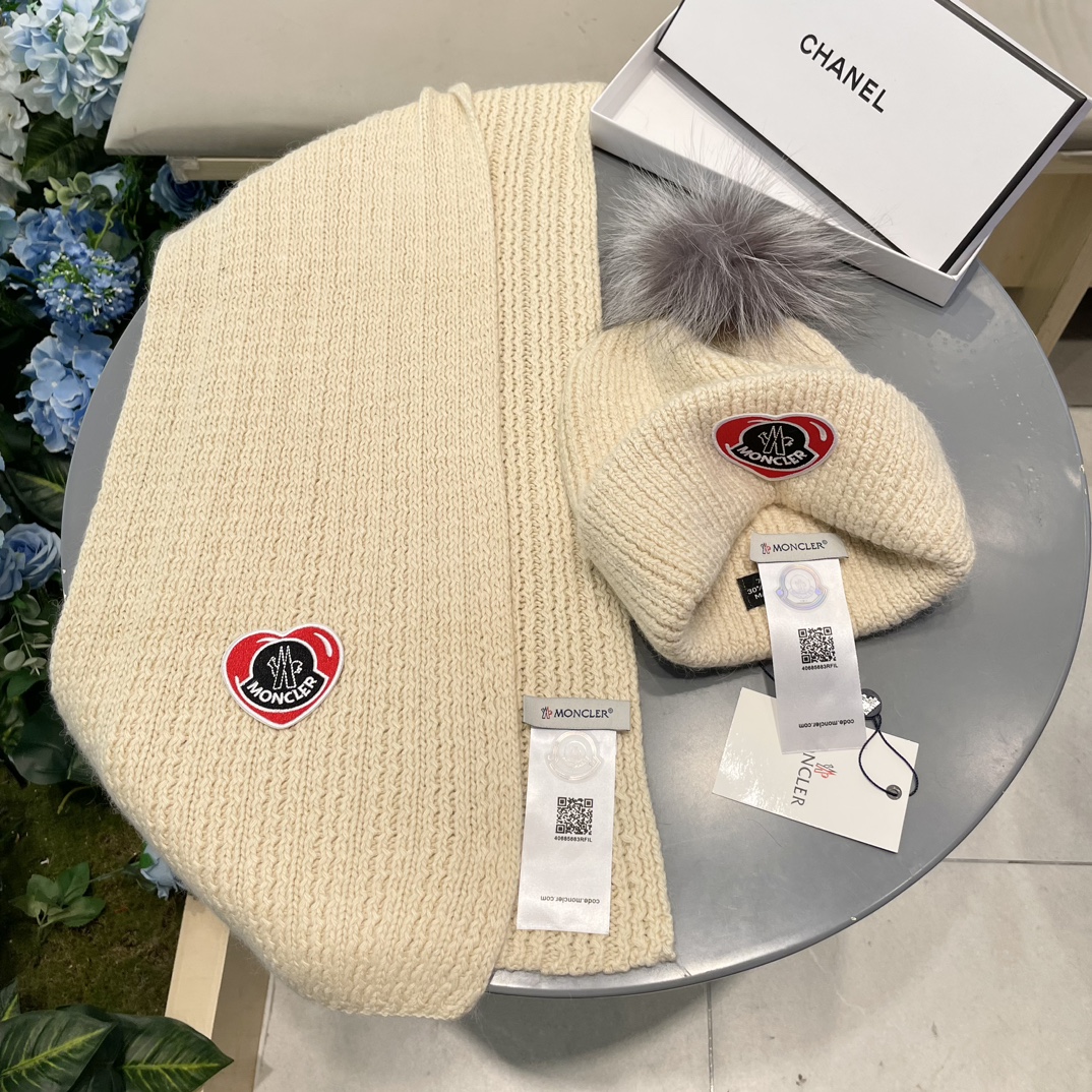 Moncler 蒙口套装秋冬款翻边羊毛针织毛线帽高品质定制！这款必定是极简主义的最爱干净，利索，时尚百搭