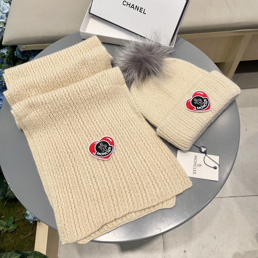 Moncler 蒙口套装秋冬款翻边羊毛针织毛线帽高品质定制！这款必定是极简主义的最爱干净，利索，时尚百搭