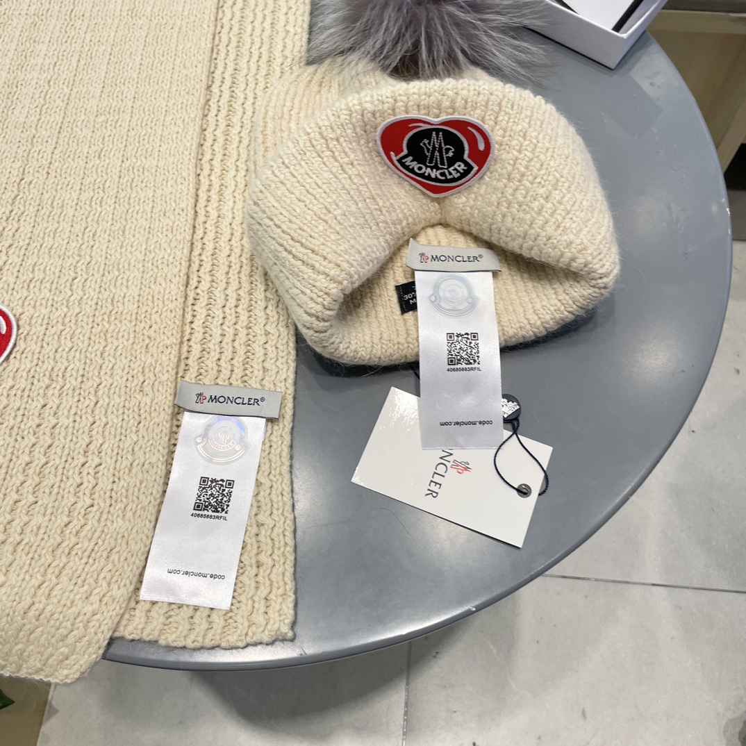 Moncler 蒙口套装秋冬款翻边羊毛针织毛线帽高品质定制！这款必定是极简主义的最爱干净，利索，时尚百搭