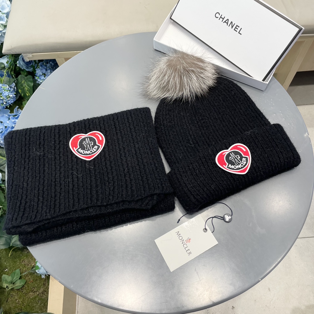 Moncler 蒙口套装秋冬款翻边羊毛针织毛线帽高品质定制！这款必定是极简主义的最爱干净，利索，时尚百搭