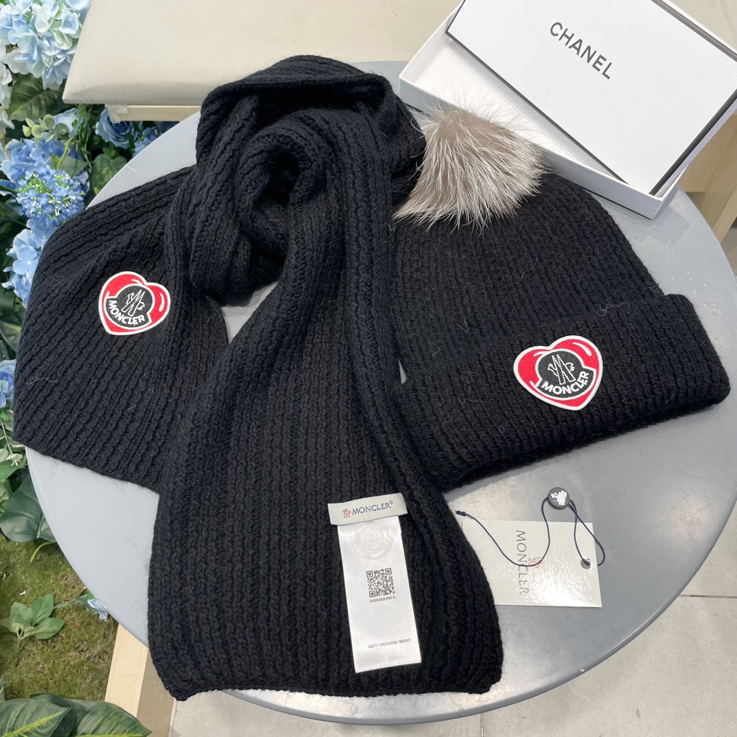 Moncler 蒙口套装秋冬款翻边羊毛针织毛线帽高品质定制！这款必定是极简主义的最爱干净，利索，时尚百搭