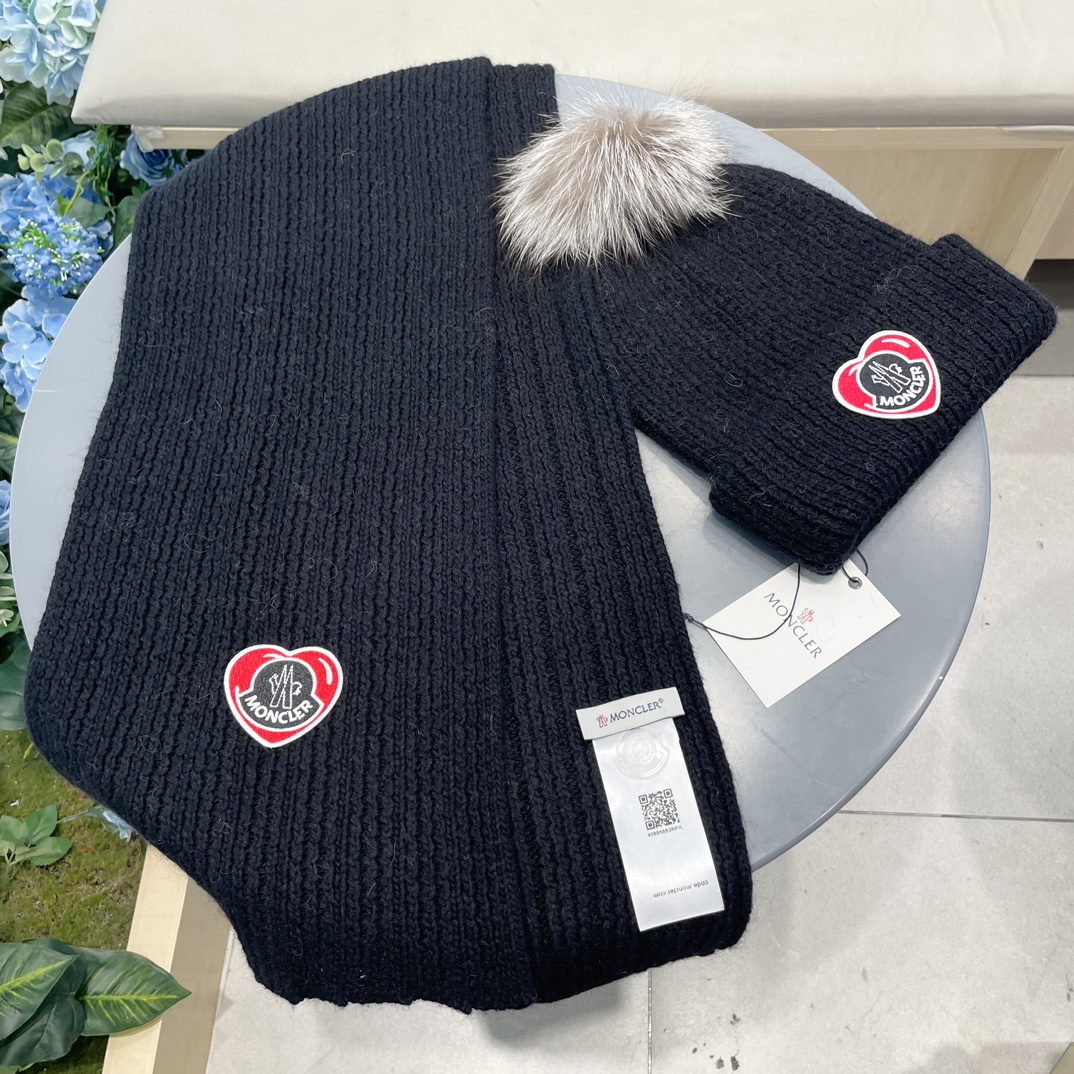 Moncler 蒙口套装秋冬款翻边羊毛针织毛线帽高品质定制！这款必定是极简主义的最爱干净，利索，时尚百搭