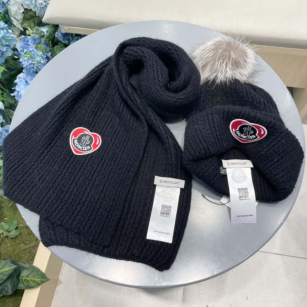 Moncler 蒙口套装秋冬款翻边羊毛针织毛线帽高品质定制！这款必定是极简主义的最爱干净，利索，时尚百搭