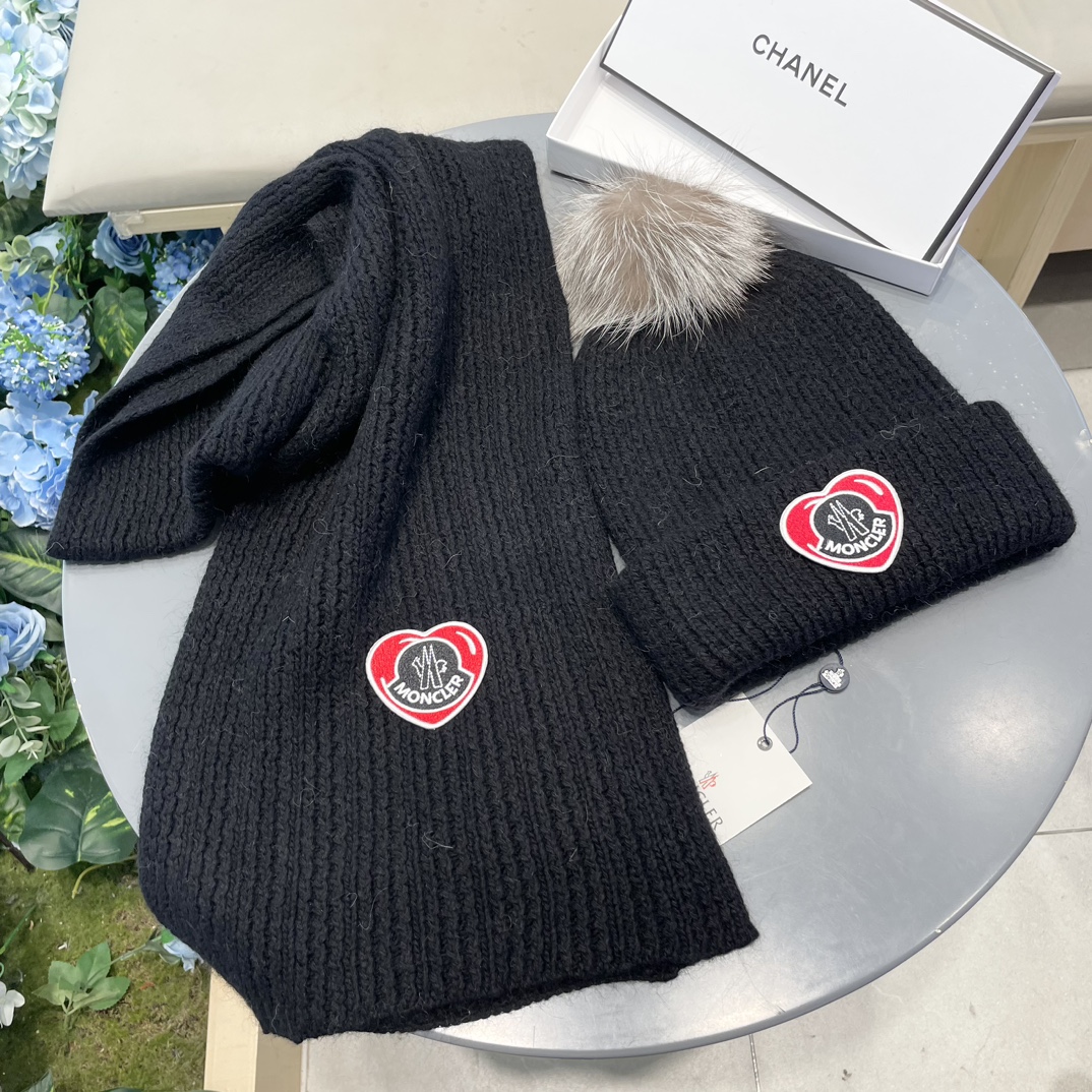 Moncler 蒙口套装秋冬款翻边羊毛针织毛线帽高品质定制！这款必定是极简主义的最爱干净，利索，时尚百搭