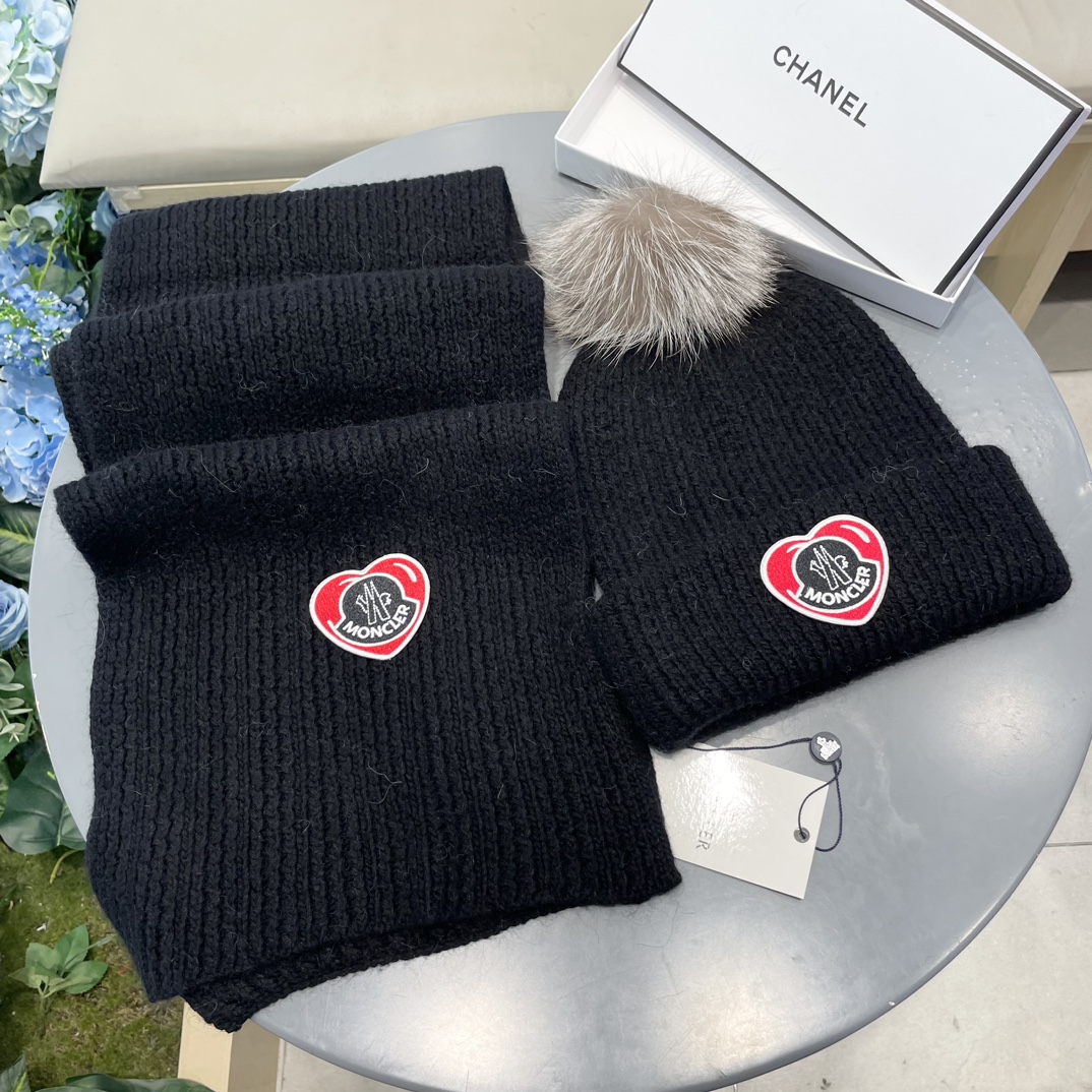 Moncler 蒙口套装秋冬款翻边羊毛针织毛线帽高品质定制！这款必定是极简主义的最爱干净，利索，时尚百搭
