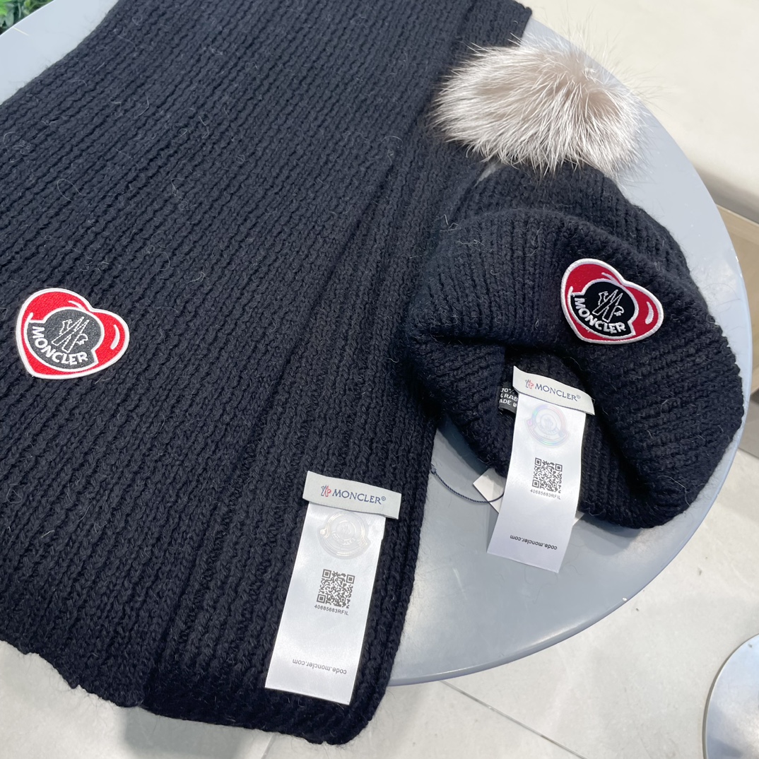 Moncler 蒙口套装秋冬款翻边羊毛针织毛线帽高品质定制！这款必定是极简主义的最爱干净，利索，时尚百搭
