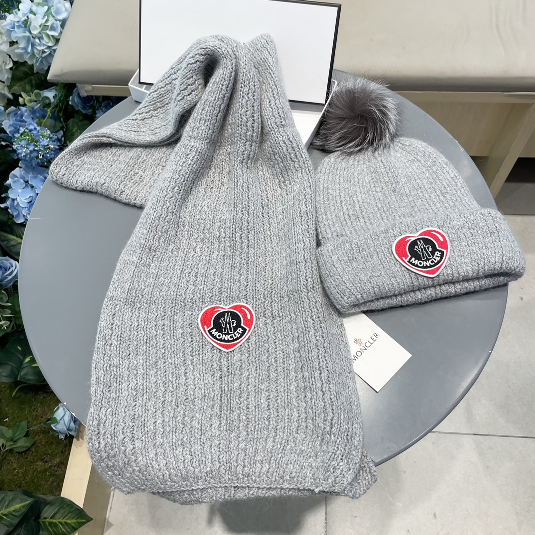 Moncler 蒙口套装秋冬款翻边羊毛针织毛线帽高品质定制！这款必定是极简主义的最爱干净，利索，时尚百搭