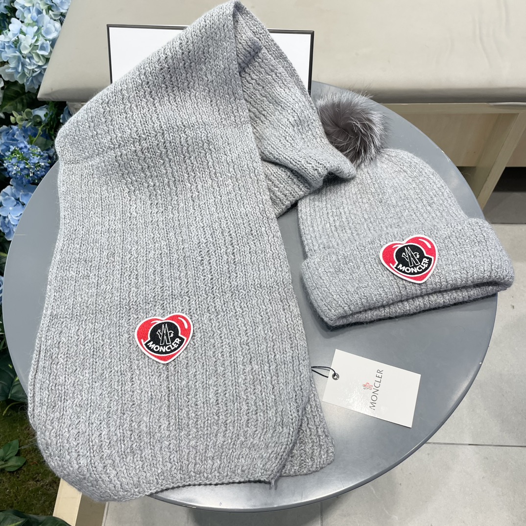 Moncler 蒙口套装秋冬款翻边羊毛针织毛线帽高品质定制！这款必定是极简主义的最爱干净，利索，时尚百搭