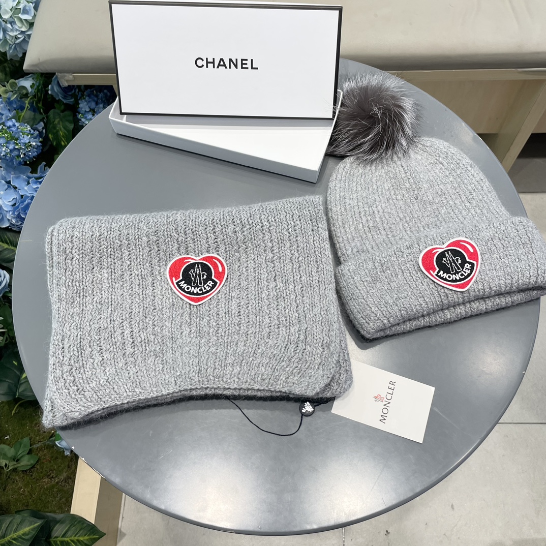 Moncler 蒙口套装秋冬款翻边羊毛针织毛线帽高品质定制！这款必定是极简主义的最爱干净，利索，时尚百搭