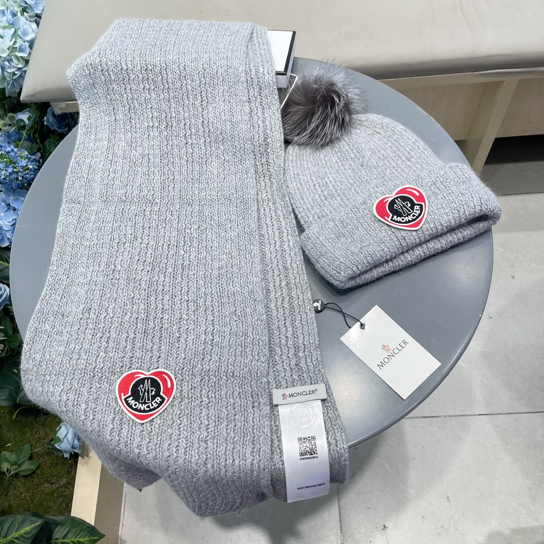 Moncler 蒙口套装秋冬款翻边羊毛针织毛线帽高品质定制！这款必定是极简主义的最爱干净，利索，时尚百搭