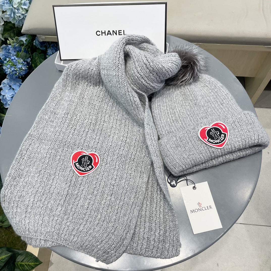 Moncler 蒙口套装秋冬款翻边羊毛针织毛线帽高品质定制！这款必定是极简主义的最爱干净，利索，时尚百搭