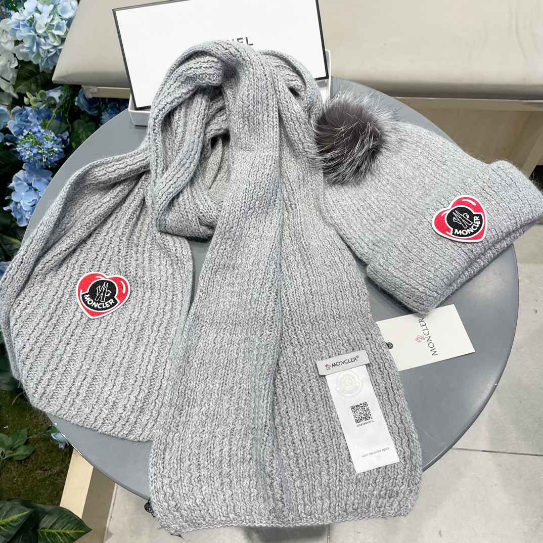 Moncler 蒙口套装秋冬款翻边羊毛针织毛线帽高品质定制！这款必定是极简主义的最爱干净，利索，时尚百搭