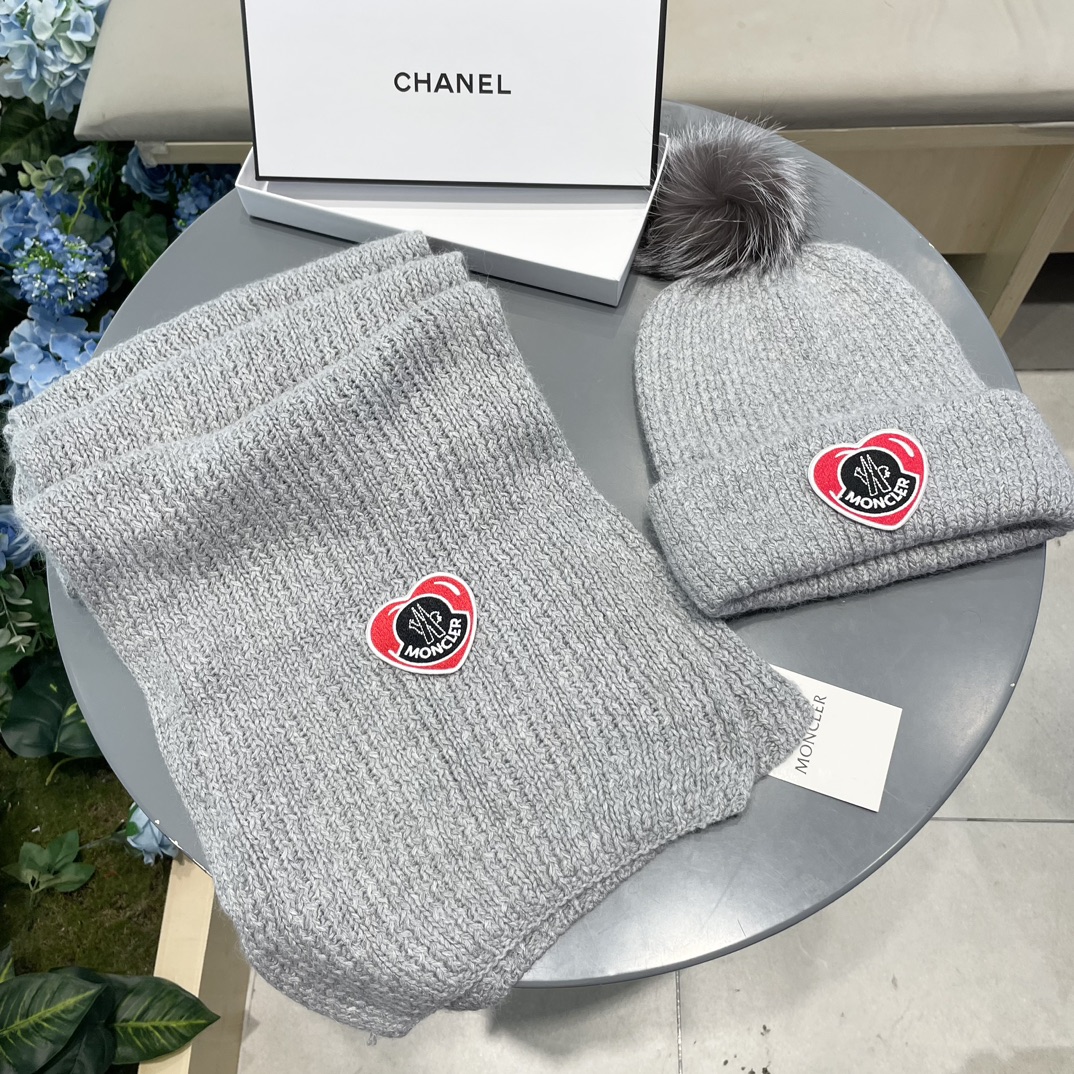 Moncler 蒙口套装秋冬款翻边羊毛针织毛线帽高品质定制！这款必定是极简主义的最爱干净，利索，时尚百搭