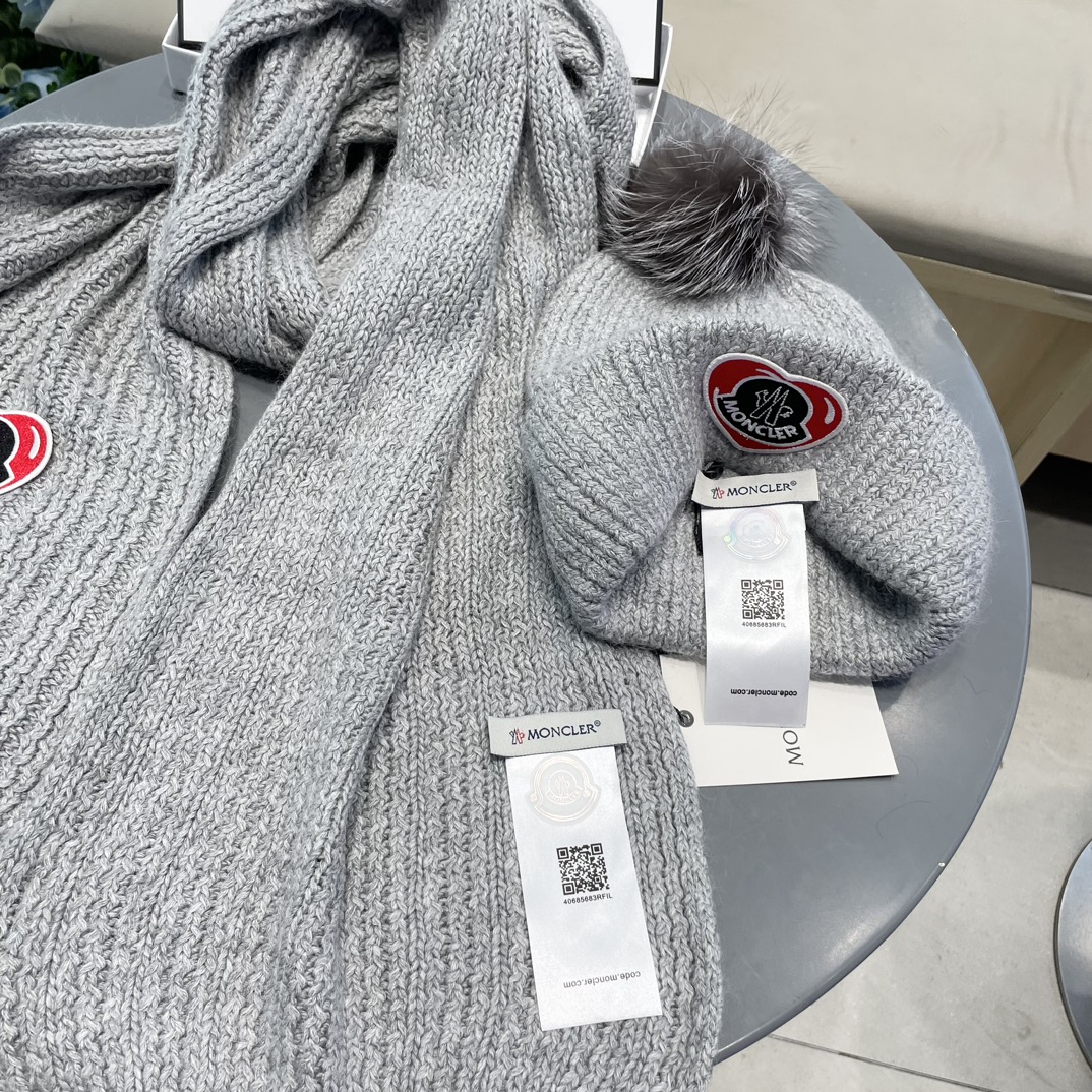 Moncler 蒙口套装秋冬款翻边羊毛针织毛线帽高品质定制！这款必定是极简主义的最爱干净，利索，时尚百搭