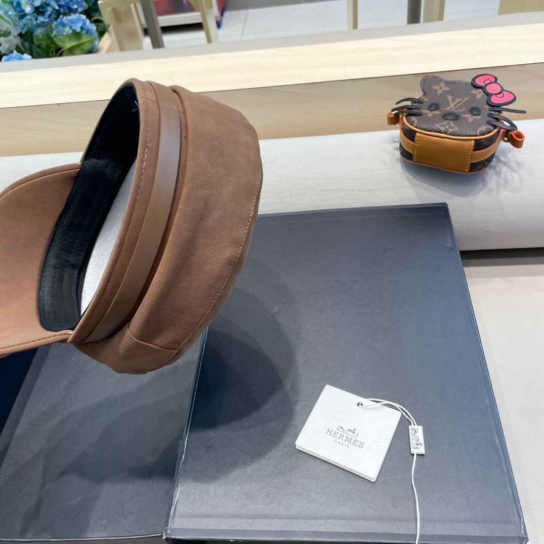 爱马仕秋冬新款显脸小平顶帽子女韩版时尚百搭英伦风复古贝雷鸭舌报童帽