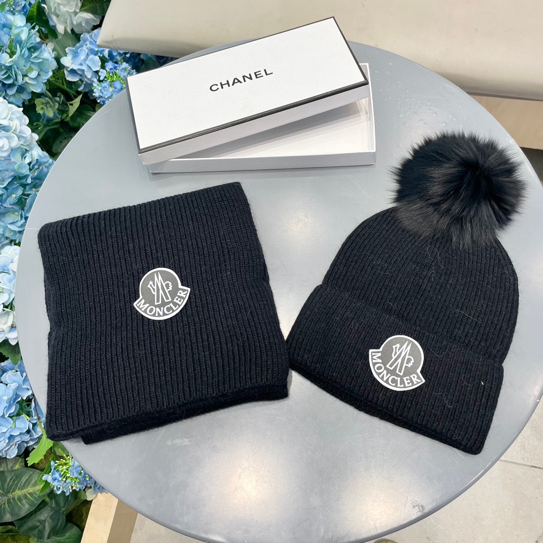 NO:659602,MONCLER classic suit hat!  Hat and scarf!  With fox fur ball cashmere and rabbit fleece quality!  It's warm and super comfortable~A great tool for young ladies to reduce their age in winter~This winter, all you need is a set of hats~It's warm and fashionable!  Unisex model! Can be made as a couple model!  Complete range of anti-counterfeiting labels and elevators!  A lot of styles, welcome to choose!! Suits, suits, Moncler, hats19860909蒙口MONCLER 经典套装帽子！帽子围巾！配狐狸毛球羊绒兔绒品质！暖暖哒超级舒服～冬日小姐姐减龄神器哦～这个冬天你就差这么一套套装帽子啦～又保暖又时尚！男女通用款!可以做情侣款！防伪标签吊卡齐全！多多款式,欢迎选择!!套装,套装,Moncler,hats,accessory