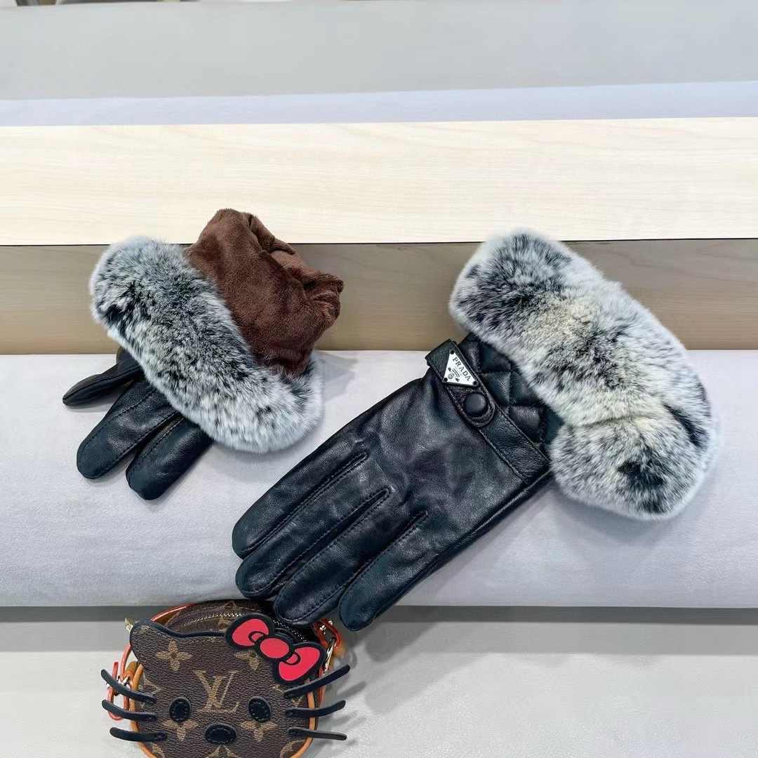 PRADA 普拉达秋冬短款懒兔毛手套👍倒三角logo值得对比。。同款不同品质，秒杀市场差产品，进口一级羊