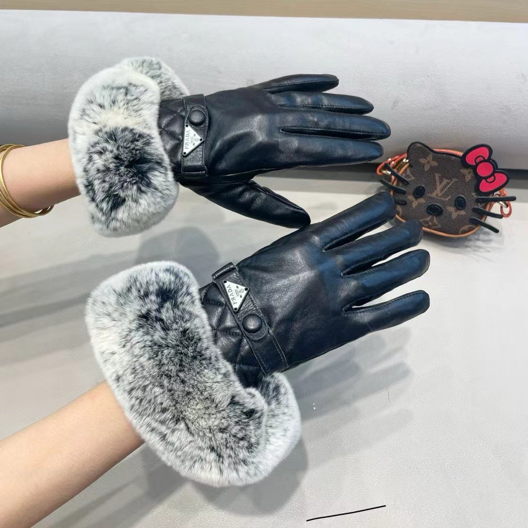 PRADA 普拉达秋冬短款懒兔毛手套👍倒三角logo值得对比。。同款不同品质，秒杀市场差产品，进口一级羊