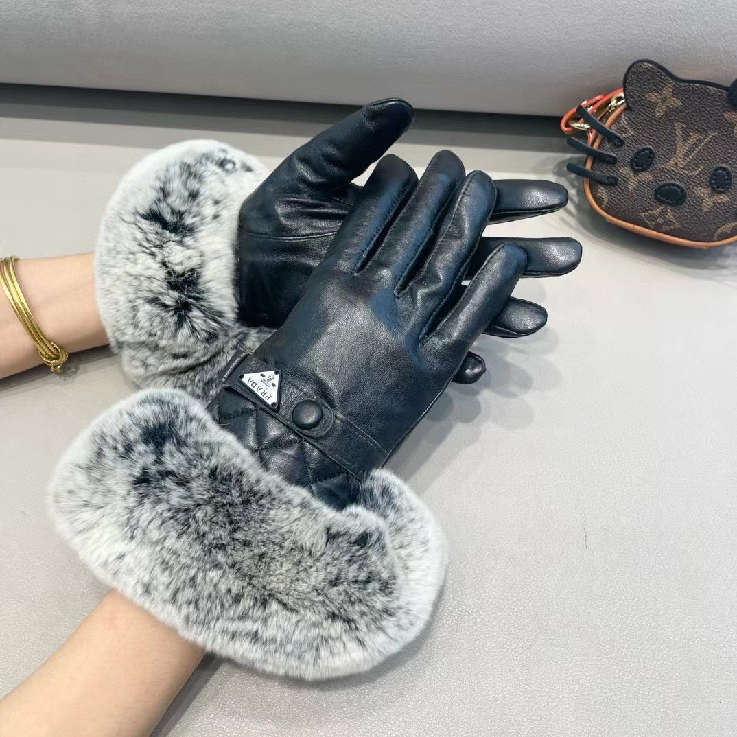 PRADA 普拉达秋冬短款懒兔毛手套👍倒三角logo值得对比。。同款不同品质，秒杀市场差产品，进口一级羊
