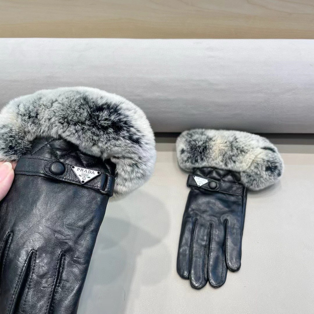 PRADA 普拉达秋冬短款懒兔毛手套👍倒三角logo值得对比。。同款不同品质，秒杀市场差产品，进口一级羊