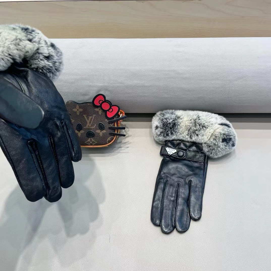 PRADA 普拉达秋冬短款懒兔毛手套👍倒三角logo值得对比。。同款不同品质，秒杀市场差产品，进口一级羊