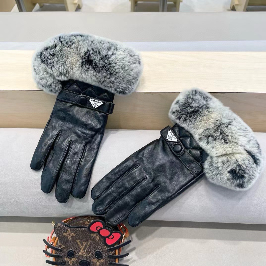 PRADA 普拉达秋冬短款懒兔毛手套👍倒三角logo值得对比。。同款不同品质，秒杀市场差产品，进口一级羊