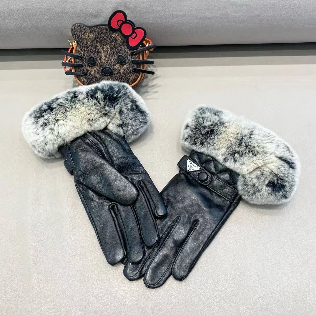 PRADA 普拉达秋冬短款懒兔毛手套👍倒三角logo值得对比。。同款不同品质，秒杀市场差产品，进口一级羊