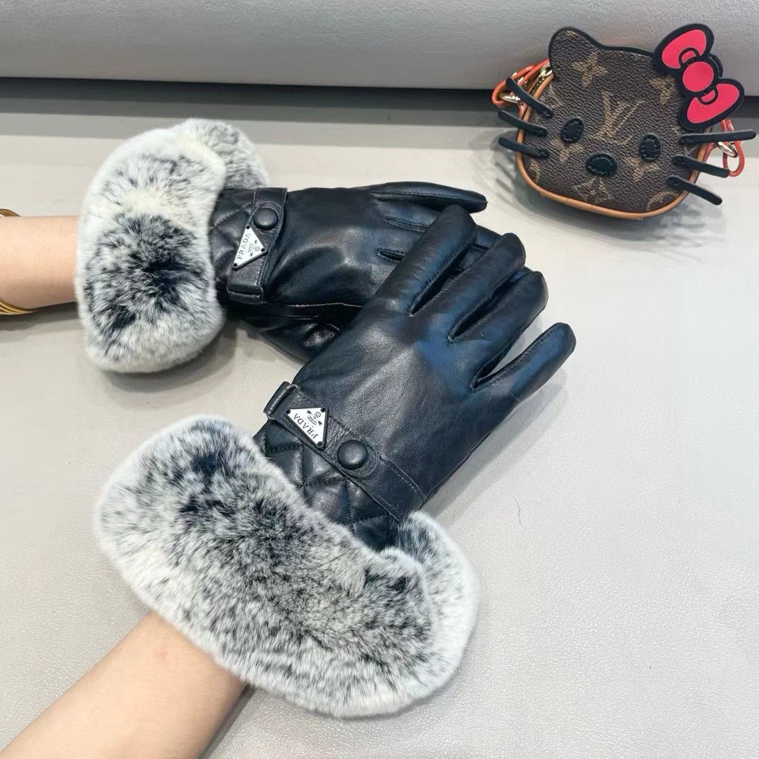 PRADA 普拉达秋冬短款懒兔毛手套👍倒三角logo值得对比。。同款不同品质，秒杀市场差产品，进口一级羊