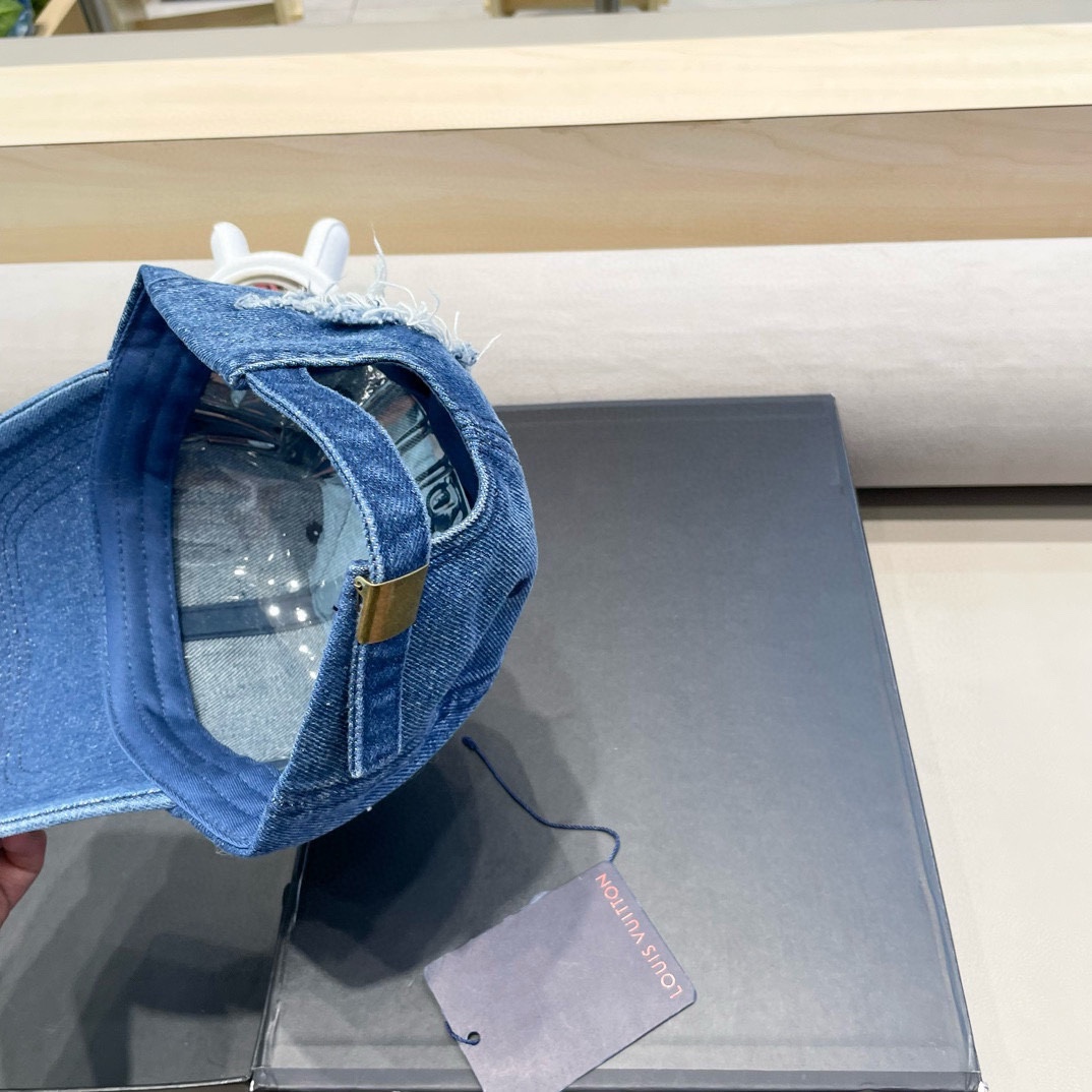   Lv路易威登  新款专柜同步牛仔洗水刺绣破洞棒球帽 
新款上架💙💙 今年赛琳家每款帽子都想拥有～
设