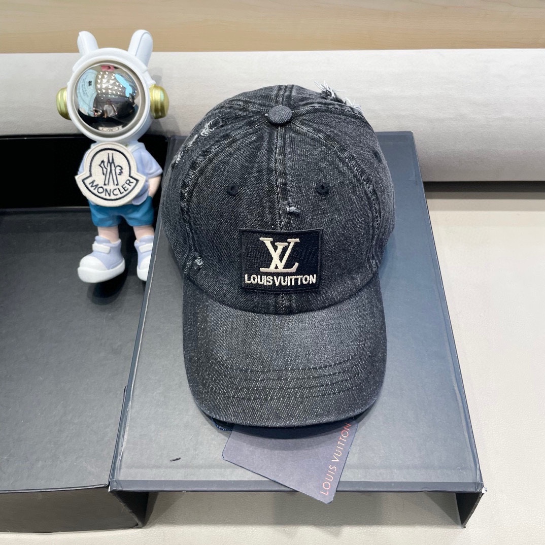 NO:215697,Lv Louis Vuitton, the new counter is synchronized with denim wash and embroidered ripped baseball cap, the new model is on the shelves. This year, every hat in Celebrity wants to have~ The design is easy to be casual and fashionable and has a sense of high-end. It is super easy to match. Needless to say, the hat shape is absolutely beautiful!  Get the same style for the show, the hat, fisherman hat, baseball hat, knit hat, hat, celine, louis vuitton, louis vuitton, espadrilles, hats19860909Lv路易威登 新款专柜同步牛仔洗水刺绣破洞棒球帽 新款上架 今年赛琳家每款帽子都想拥有～ 设计轻易休闲时髦又带高级感 超好搭配 帽型不用多说 绝对好看！ 赶快get秀场同款吧帽子渔夫帽棒球帽针织帽,帽子,celine,louis vuitton,louis vuitton,espadrilles,hats,hat
