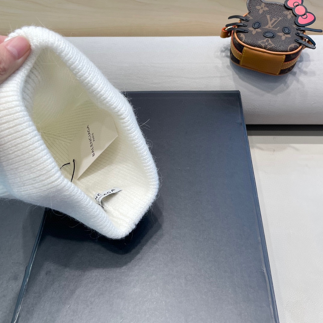 巴黎世家 秋冬新款大牌同款羊毛针织毛线帽均码，吊牌齐全～出街超好搭配！