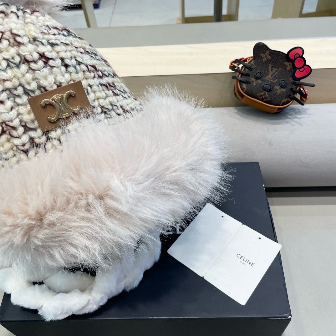 塞琳Celine毛绒雷锋帽女冬季可爱显脸小加绒加厚毛线针织骑车护耳保暖帽子潮
