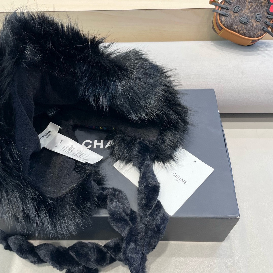 塞琳Celine毛绒雷锋帽女冬季可爱显脸小加绒加厚毛线针织骑车护耳保暖帽子潮