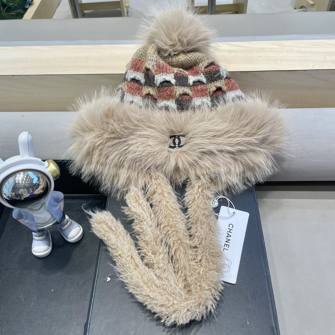 NO:215718,Chanel braided wool hat warm jacquard square color block large breasted pullover hat plus velvet face small cold hat hat fisherman hat baseball hat knit hat, hat, chanel, espadrilles, hats19860909Chanel小辫子毛线帽保暖提花方块拼色大毛边套头帽加绒显脸小防寒冷帽帽子渔夫帽棒球帽针织帽,帽子,chanel,espadrilles,hats,hat