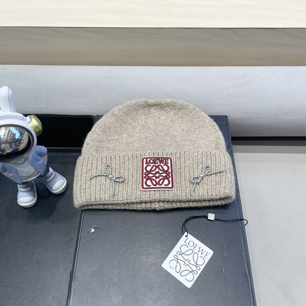 NO:215619,Loewe Korean blogger same style bow knitted wool hat autumn and winter ins big head circumference fashion ear protection cold hat girl hat fisherman hat baseball hat knit hat, hat, loewe, loewe, espadrilles, hats19860909罗意威loewe韩国博主同款蝴蝶结针织毛线帽秋冬ins大头围百搭时尚护耳冷帽女帽子渔夫帽棒球帽针织帽,帽子,loewe,loewe,espadrilles,hats,hat
