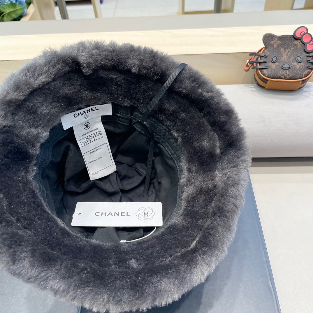 Chanel麂皮绒渔夫帽女秋冬季韩版保暖毛绒帽子显脸小加厚防寒素颜盆帽潮