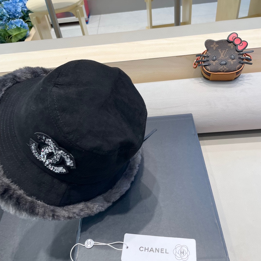 Chanel麂皮绒渔夫帽女秋冬季韩版保暖毛绒帽子显脸小加厚防寒素颜盆帽潮