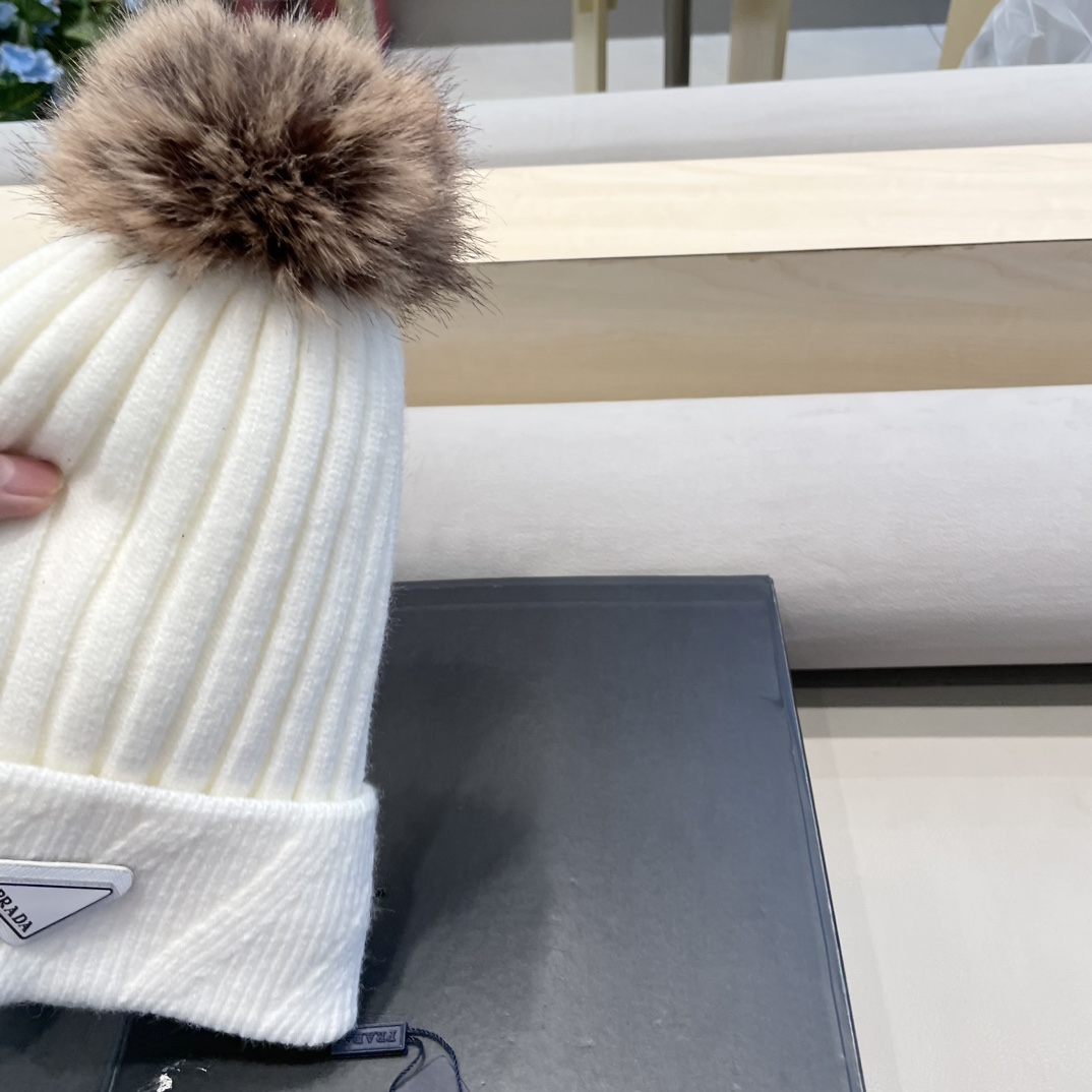 普拉达Prada秋冬新款帽子女加厚保暖针织毛线护耳套头百搭时尚毛球加绒针织帽