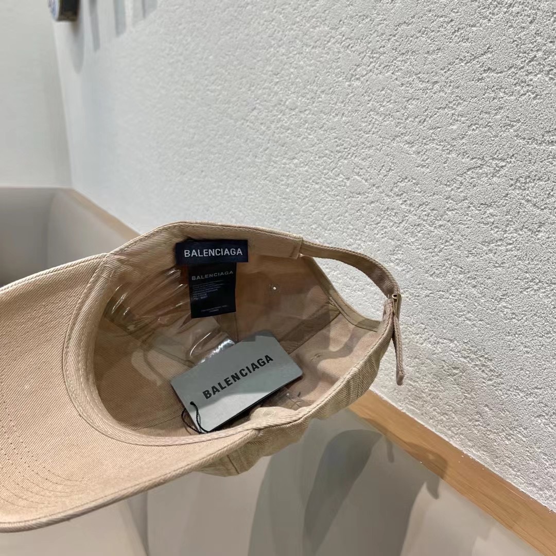  巴黎世家& 最新款🧢棒球帽
定制棉质面料!!整体透气性很好
精致的字母刺绣和工整的走线，
版型超正值得