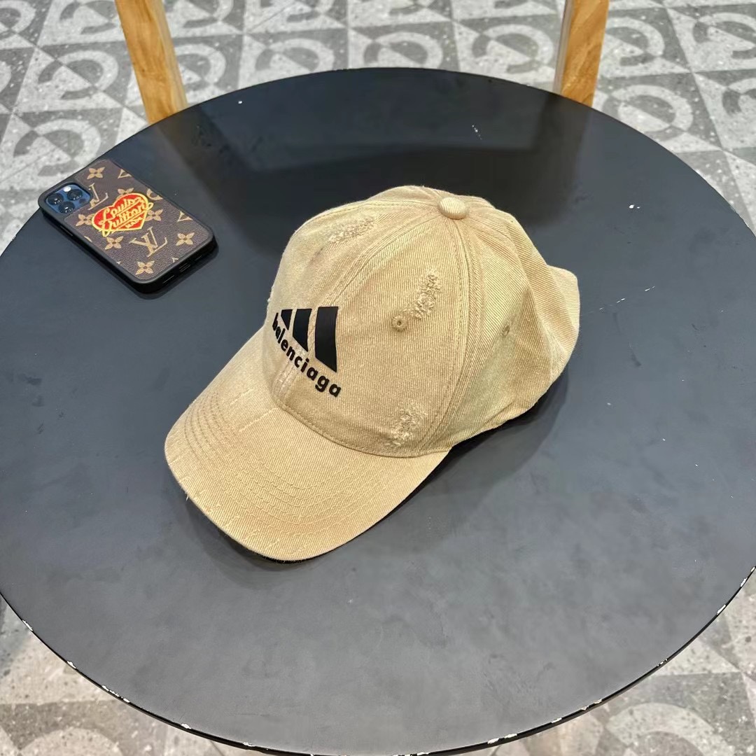  巴黎世家& 最新款🧢棒球帽
定制棉质面料!!整体透气性很好
精致的字母刺绣和工整的走线，
版型超正值得