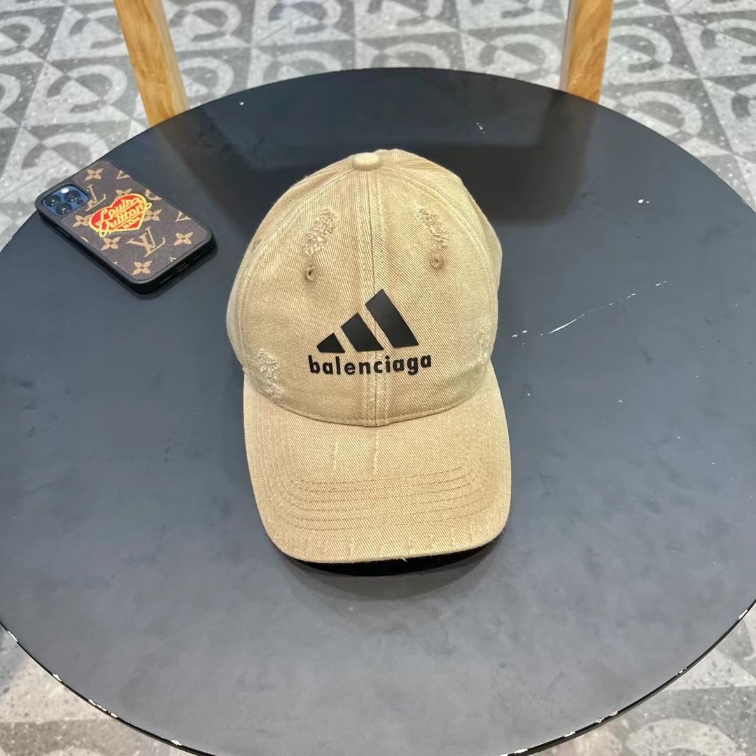  巴黎世家& 最新款🧢棒球帽
定制棉质面料!!整体透气性很好
精致的字母刺绣和工整的走线，
版型超正值得