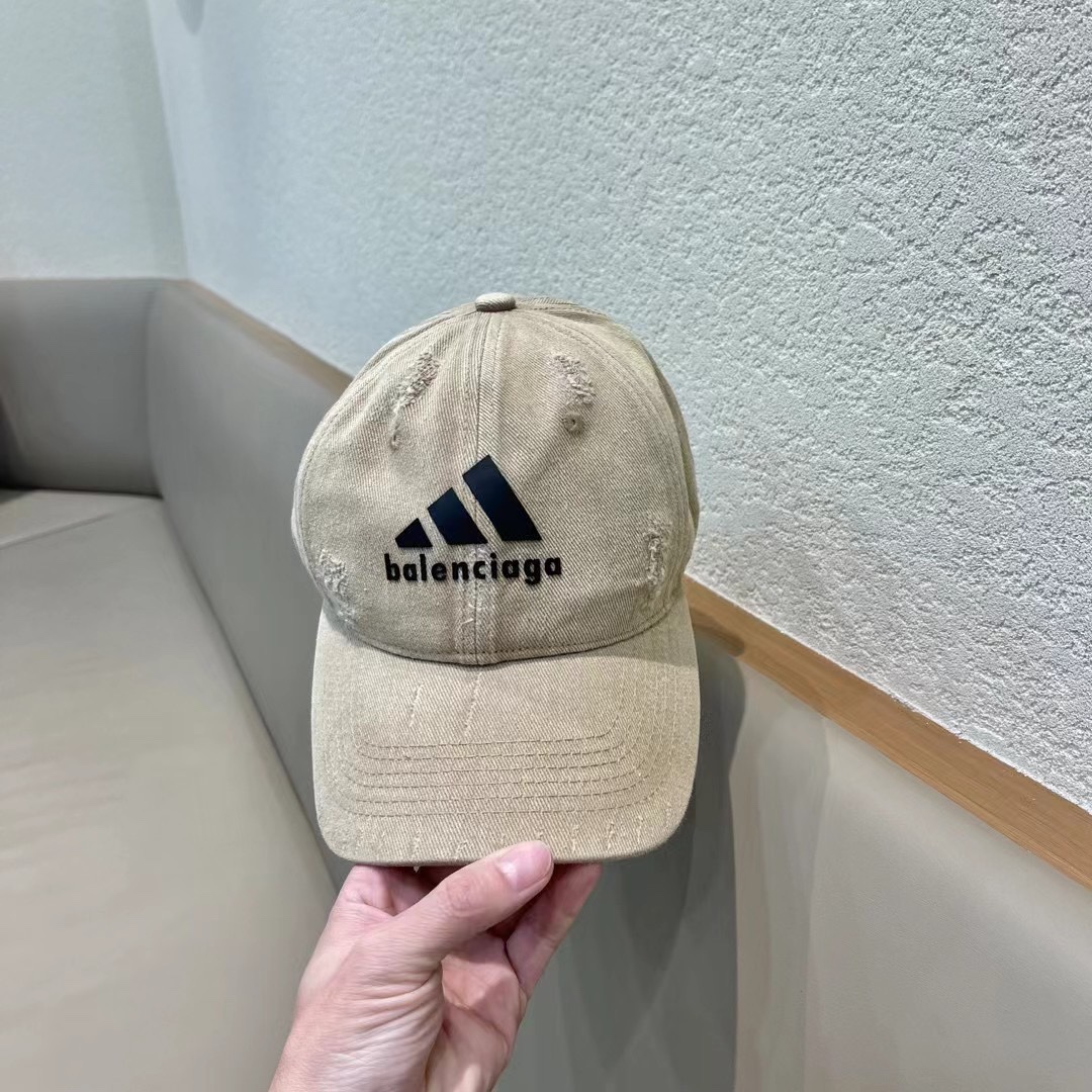  巴黎世家& 最新款🧢棒球帽
定制棉质面料!!整体透气性很好
精致的字母刺绣和工整的走线，
版型超正值得