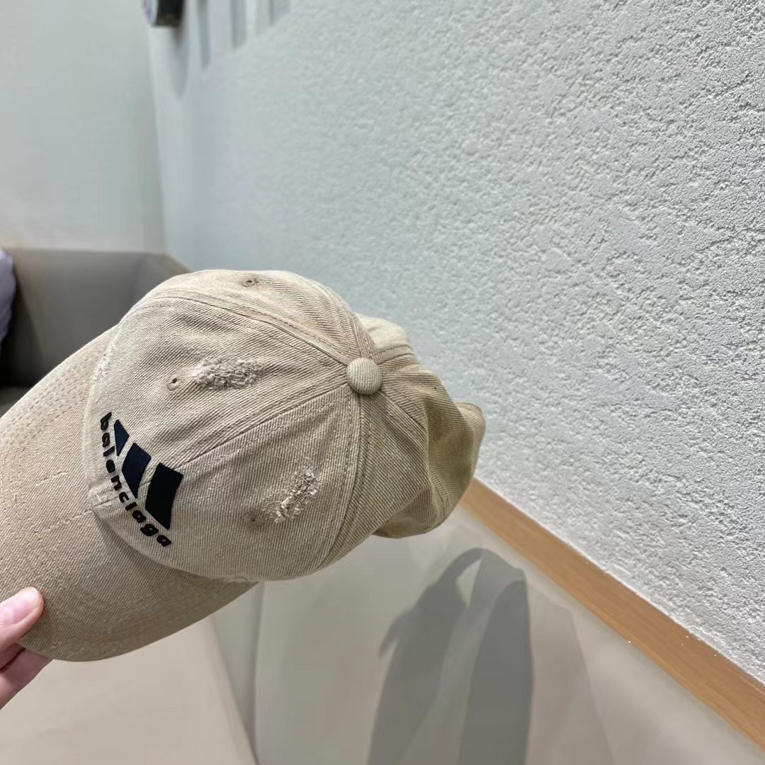  巴黎世家& 最新款🧢棒球帽
定制棉质面料!!整体透气性很好
精致的字母刺绣和工整的走线，
版型超正值得