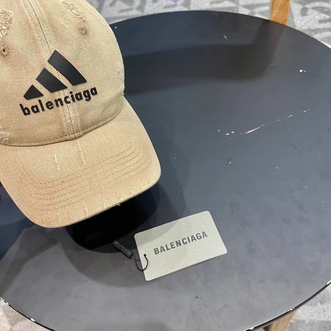  巴黎世家& 最新款🧢棒球帽
定制棉质面料!!整体透气性很好
精致的字母刺绣和工整的走线，
版型超正值得