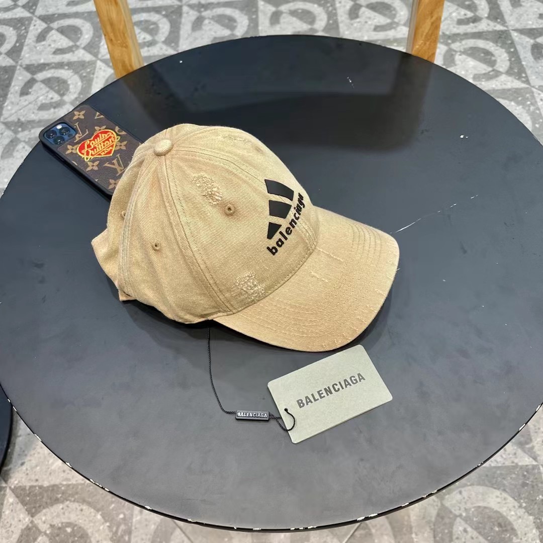  巴黎世家& 最新款🧢棒球帽
定制棉质面料!!整体透气性很好
精致的字母刺绣和工整的走线，
版型超正值得